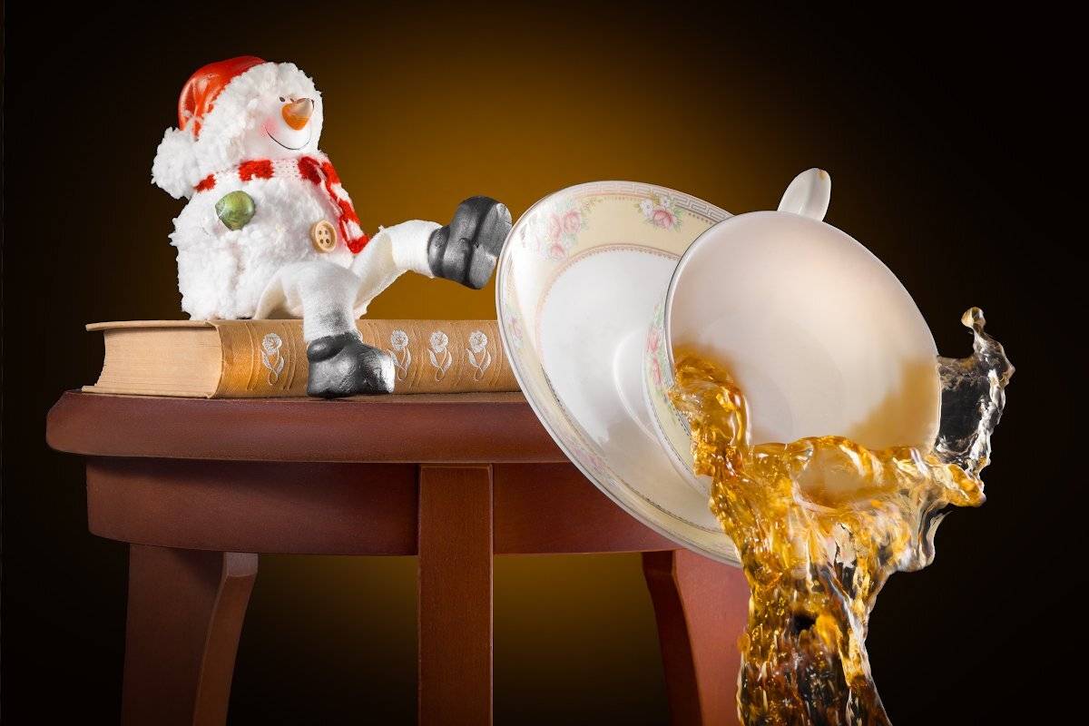 новый год, снеговик, горячее, холодное, чай, проказы, шаловство, динамика, опрокидывание, чашка, блюдце, посуда, сказка, жидкость, Tom Fincher