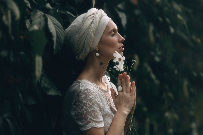 Портрет, женский портрет, цветы, девушка с цветком  фото превью