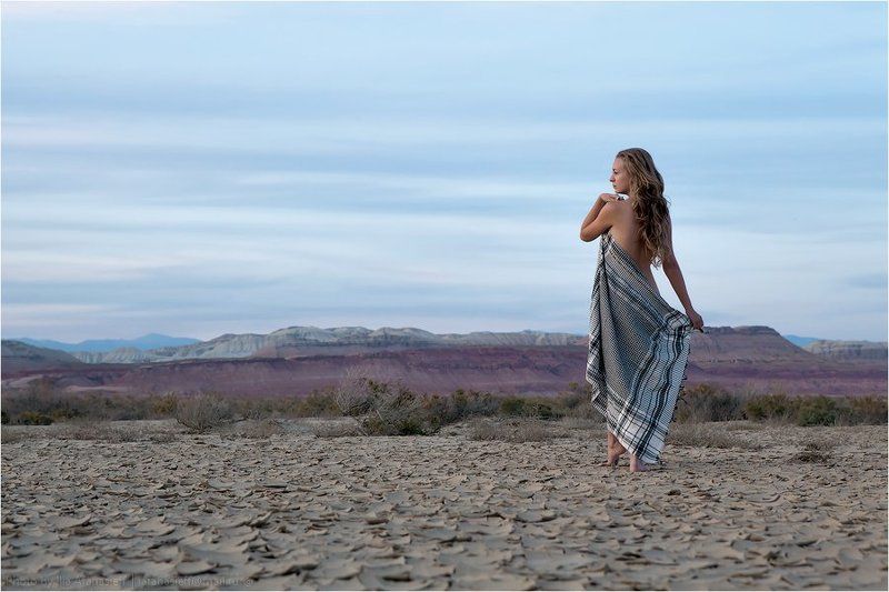 алтын-эмель, горы актау Алтын-Эмель и Настя, октябрь 2011 г. раз фото превью