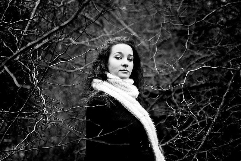 портрет, девушка, прогулка Черно-белое фото превью