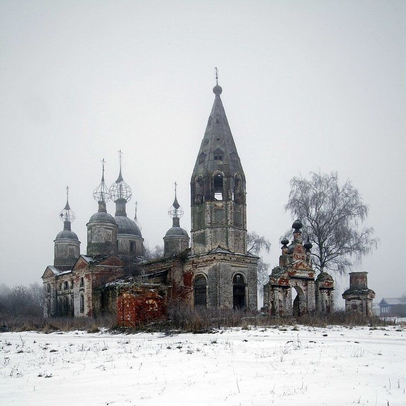 Покосились кресты,храм порушен,но вера жива. фото превью