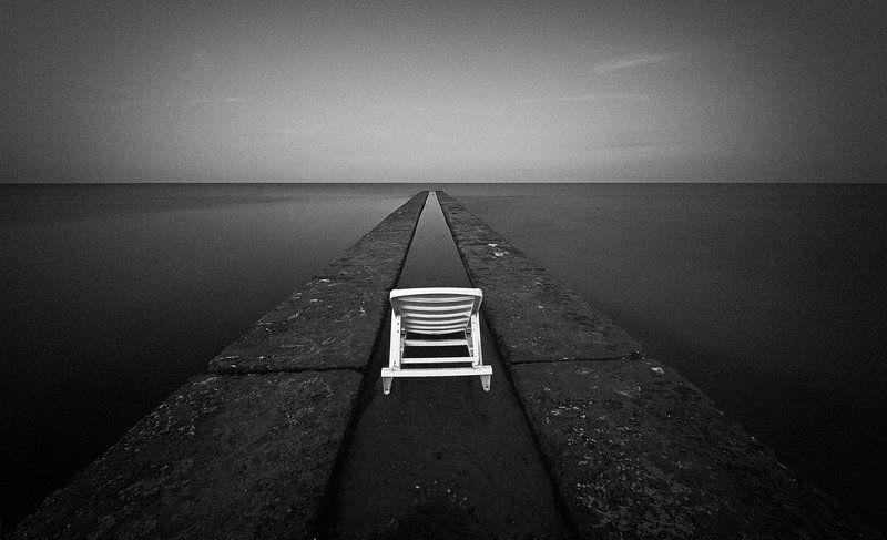 шезлонг,море,пирс,вечер,чб,бесконечность loneliness... фото превью