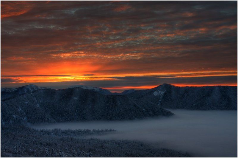 Пламя над морем тумана фото превью