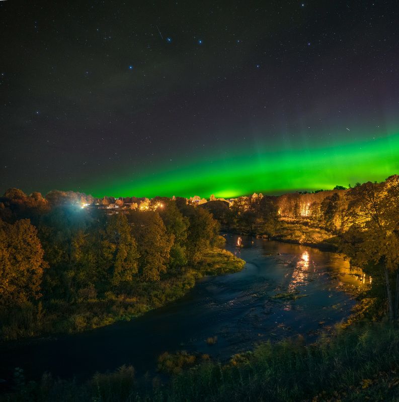 auroraborealis autumn gold mood river  Gold and green фото превью