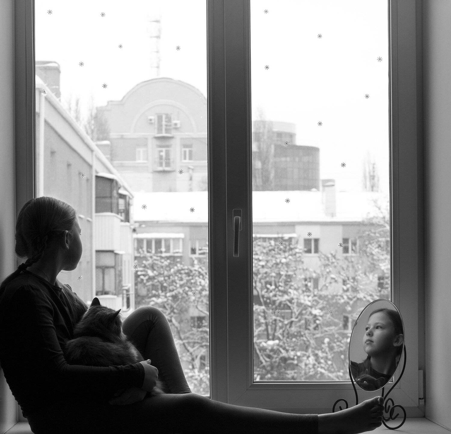 девочка кошка зеркало окно, Вера Шамраева