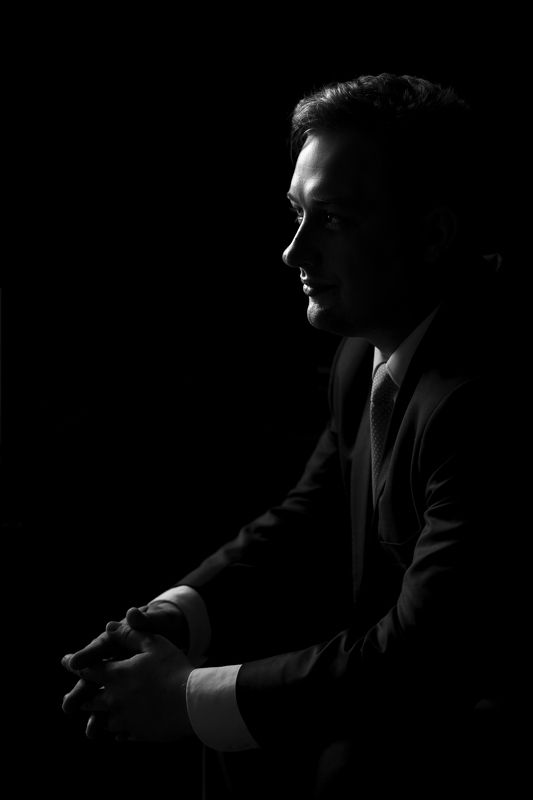 man portrait black and white groom wedding groom\'s portrait фото превью