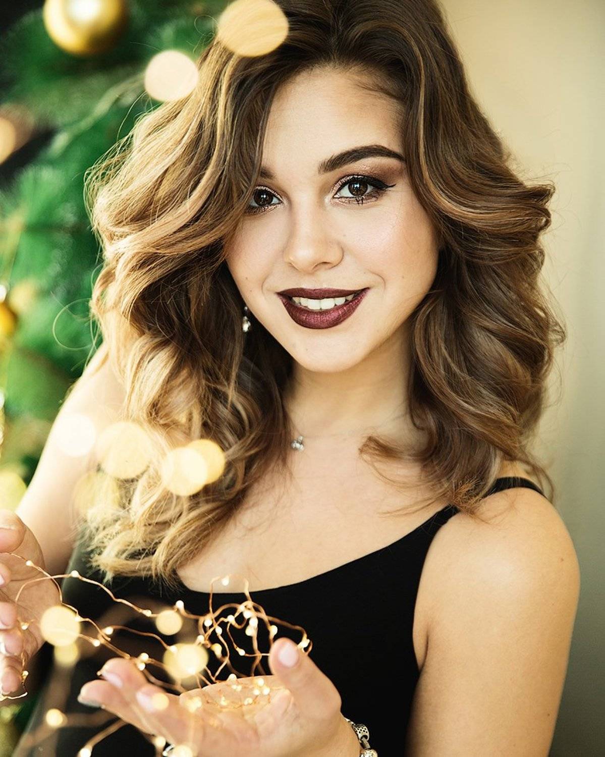 девушка, красивая, огоньки, новый год, рождество, улыбка, брюнетка, руки, Дарья Комарова