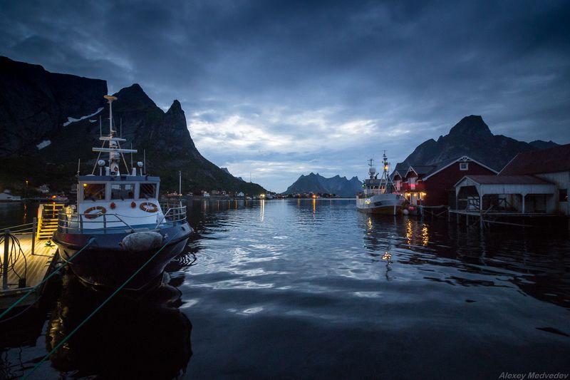 lofoten, summer, norway, cold, fjord, dark, rocks, mountains, lake, green,  Рейне фото превью