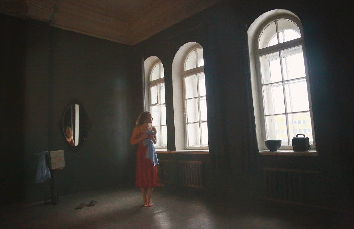 портрет, девушка, красивая, кудрявая, платье, красный, архитектура, дом, окна, свет, цвет, жанр, жанровый портрет, волосы, чувственность, женщина, фотограф, фотография, Постонен Екатерина