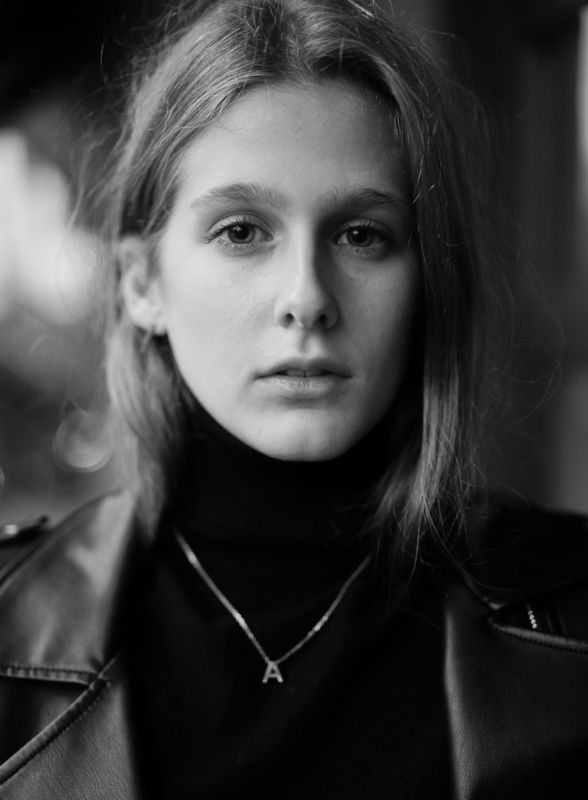 Девушка А фото превью