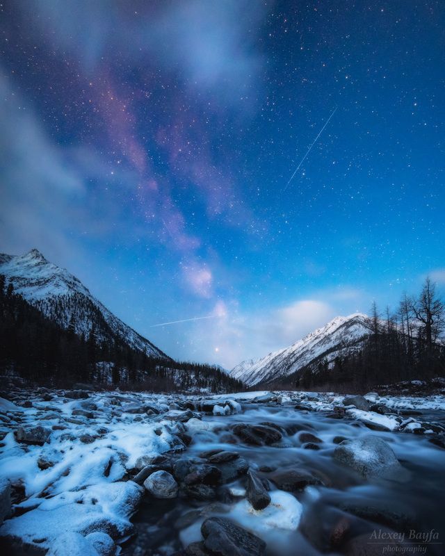 горы, природа, пейзаж, звёзды, млечный путь, лес, река, сибирь, зима Ночная долина фото превью