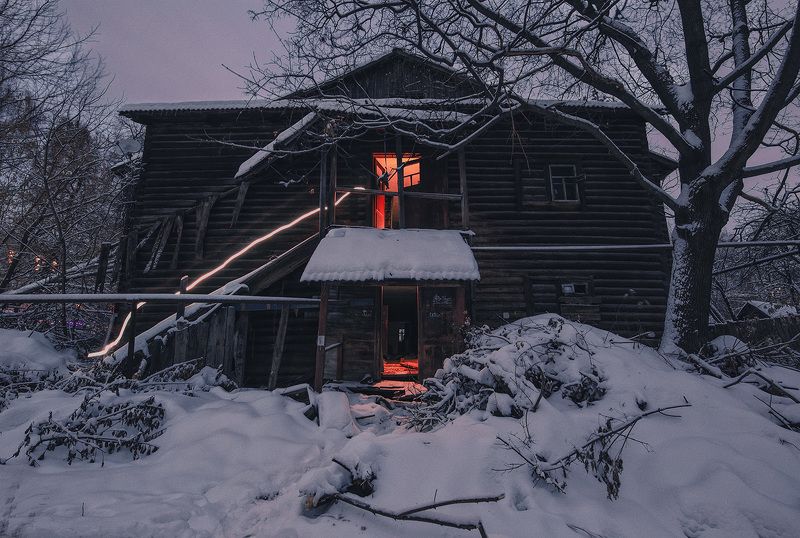 заброшенное, свет, снег, зима Тайная жизнь пустых домов в центре фото превью