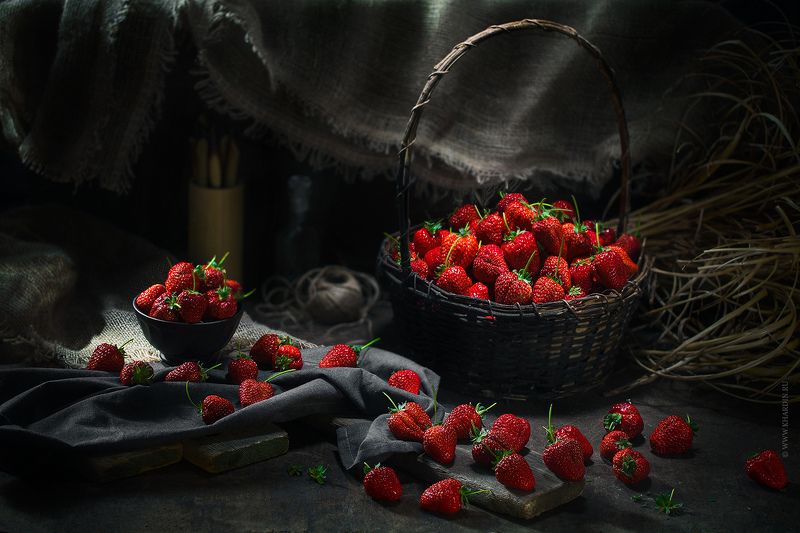 strawberry, stillife, noir, dark, rustic STRAWBERRY фото превью