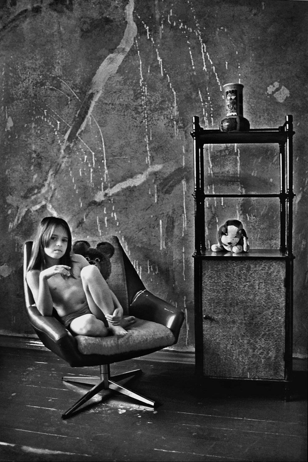 портрет, девочка, глаза, взгляд, этажерка, чб, апатиты, мончегорск, Николай Смоляк