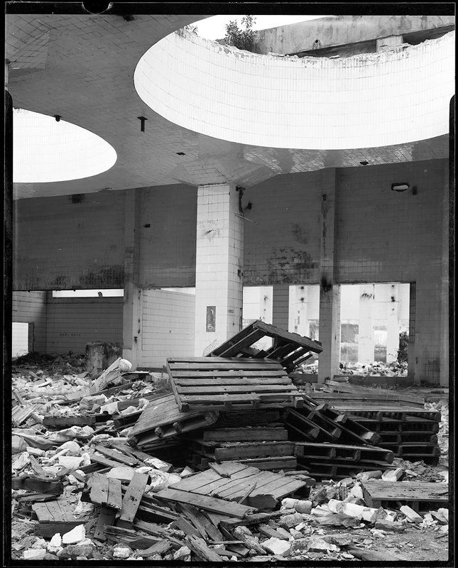 ruins black & white  фото превью