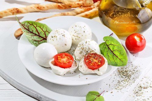 Моцарелла, фаршированная помидорами черри