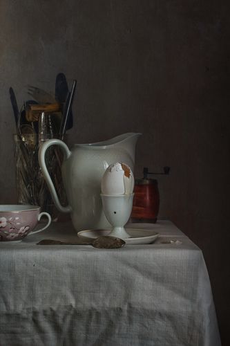 Натюрморт с сырым яйцом