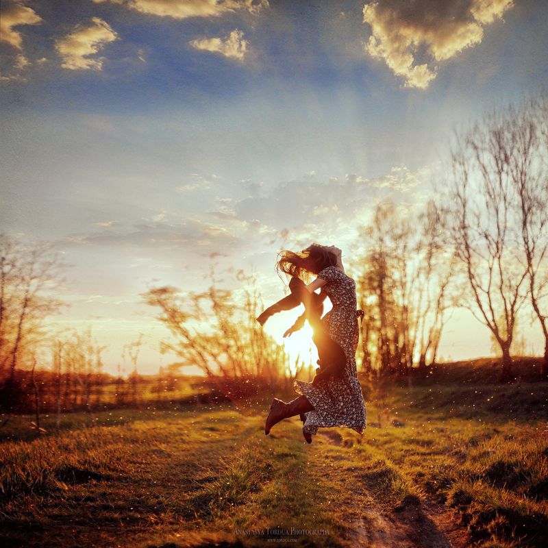 весна,солнце,прыжок,волосы,ветер,платье,радость,счастье Невесомость фото превью