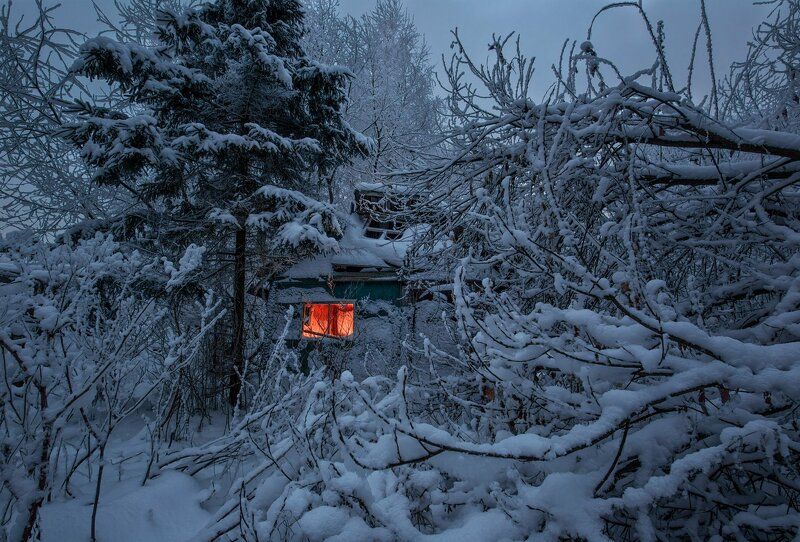 Покинутый домик в снежном плену