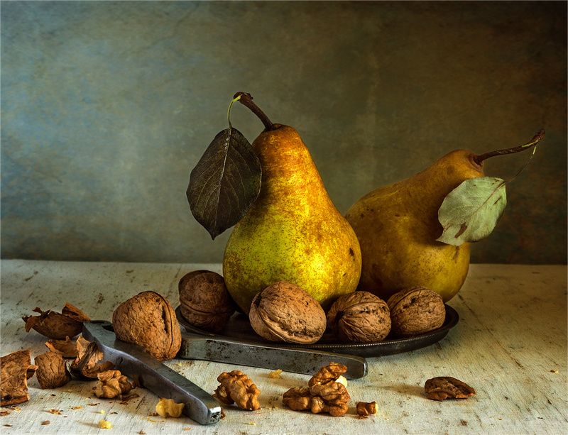 натюрморт с грушами и орехами фото превью