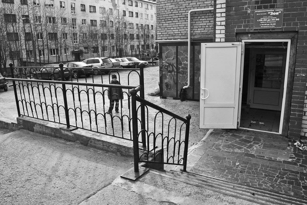 ребенок, двор, дверь, чб, апатиты, Николай Смоляк