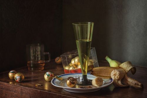 С конфетами и бананом