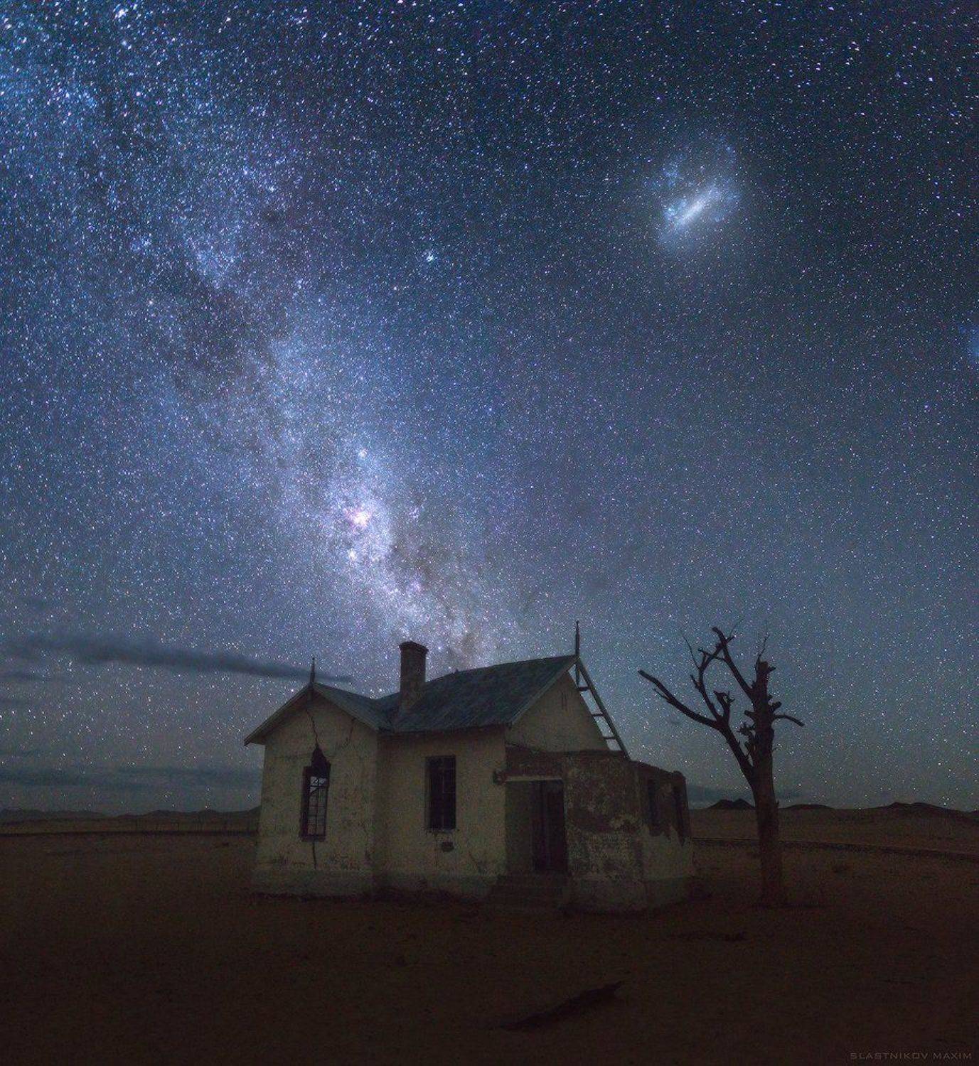 намибия, африка, млечный путь, галактика, небо, дом, пустыня, звезды, ночь, дерево, один, людериц, колманскоп, south africa, africa, namibia, ghost, town, clouds, sky, stars, galaxy, world, desert, alone, outdoor, Максим Сластников
