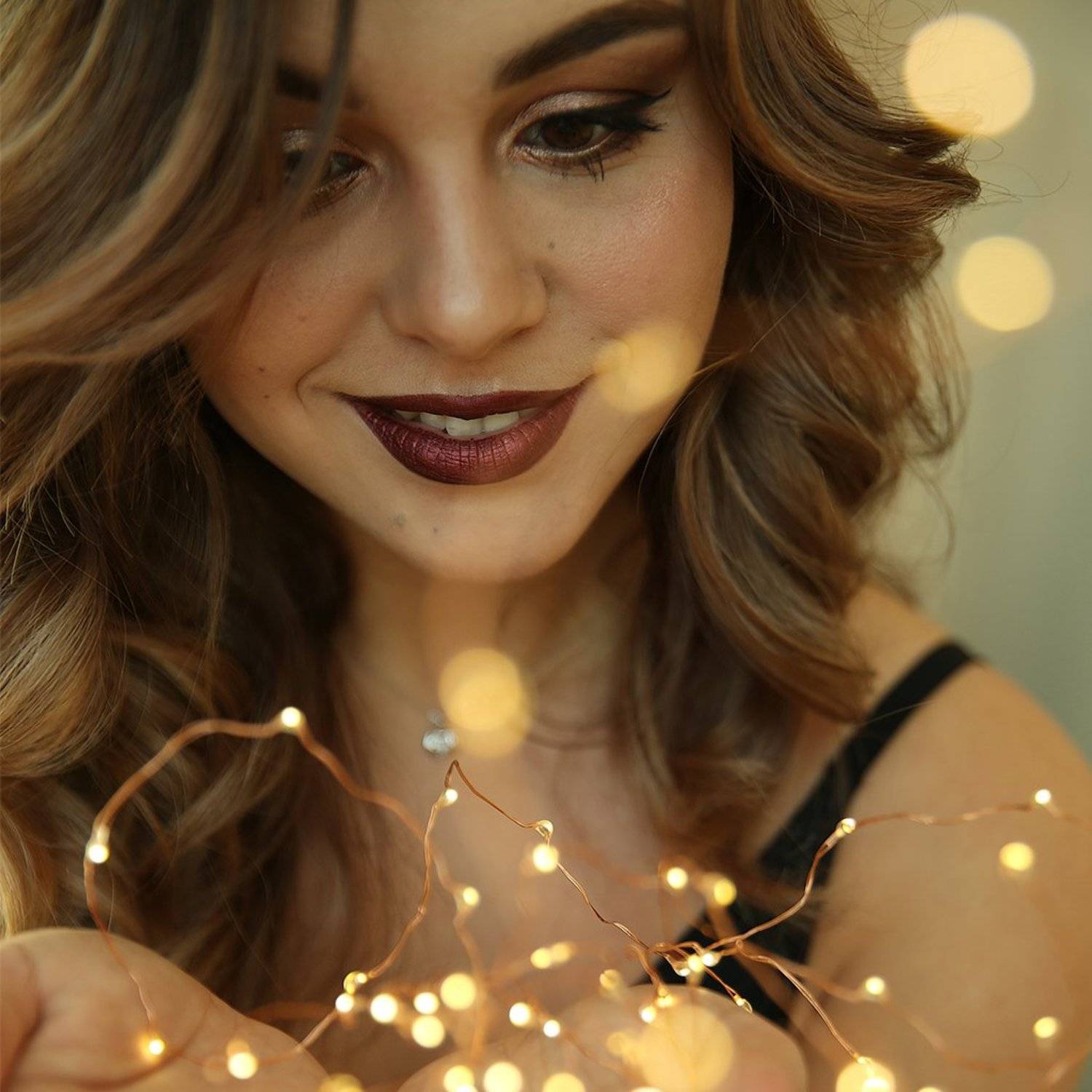 девушка, красивая, огоньки, новый год, рождество, улыбка, брюнетка, руки, Дарья Комарова