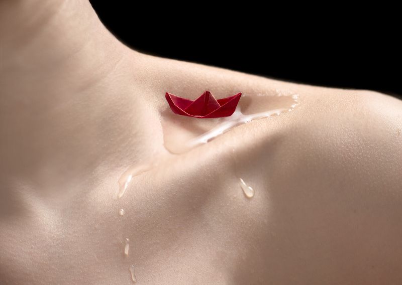кораблик, красный, вода, части тела, ключицы, тело, креативный Ассоль фото превью
