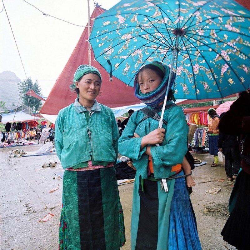 ha giang, vietnam, mf Umbrellas on mountain market фото превью