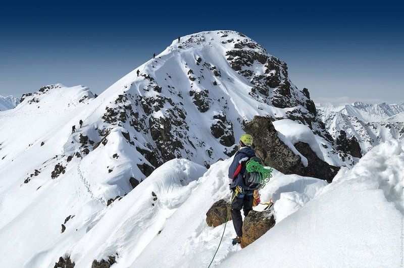 горы, снег, скалы, камни, небо, фирн, хребет, гребень, траверс, альпинизм, альпинист, сборы, хабаровск, баджал, 2011, май, апрель Счастье эгоистов фото превью