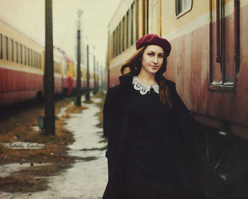 Девушка в красном берете фото превью