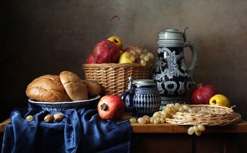 С пивным кувшином и фруктами