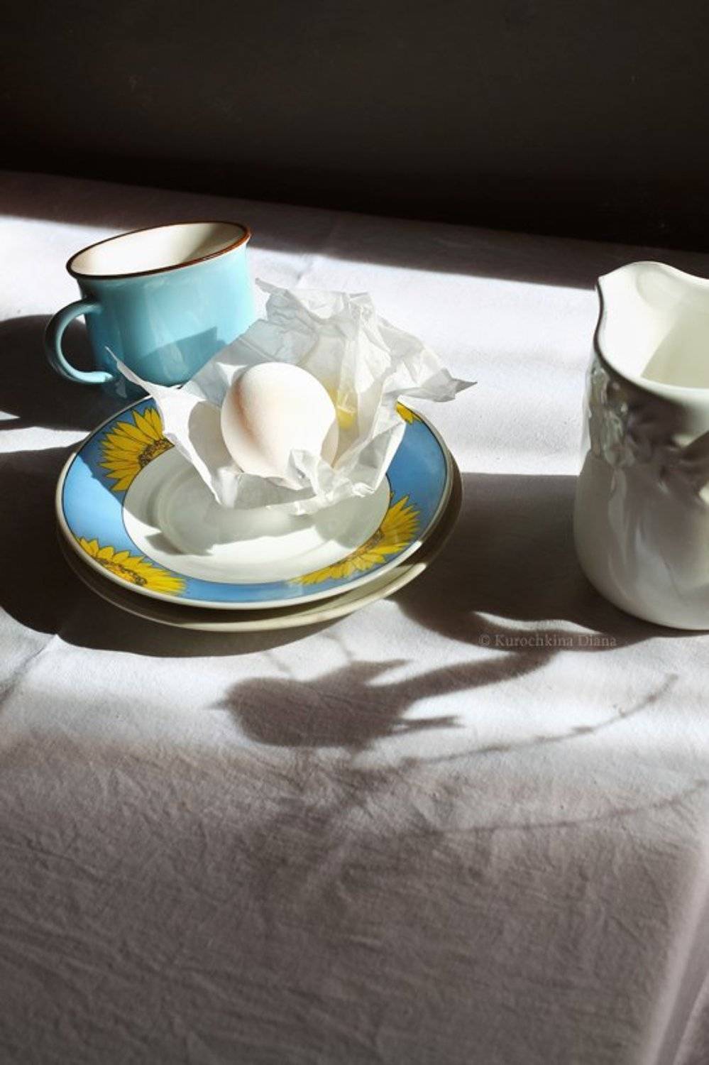натюрморт, тени, яйцо, голубая чашка, скоро весна, Курочкина Диана