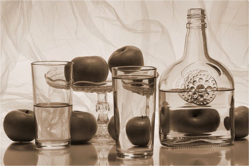 яблоки, зелёные яблоки, бутылка, стакан, стаканы, сепия, натюрморт, Яблоки. фото превью