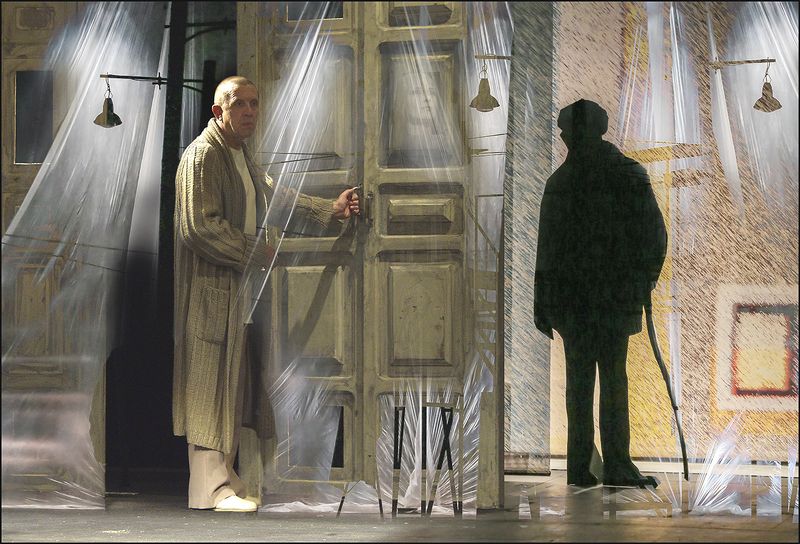 Перед открытой дверью.. фото превью