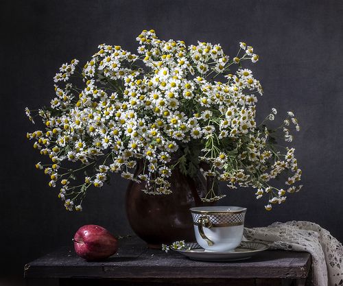 С красным яблоком