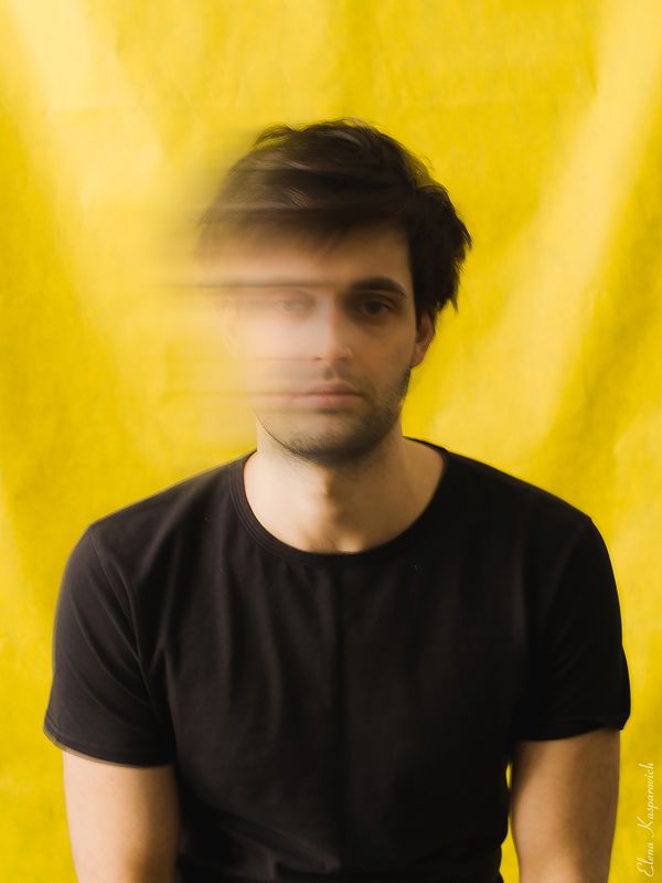 мужской портрет, настроение, отсутствие, желтый, эмоция Не здесь... фото превью