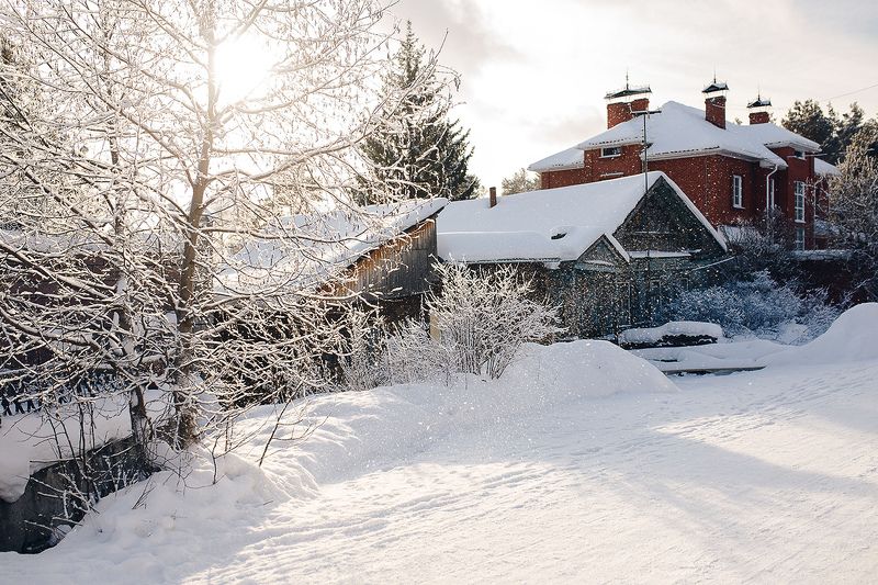 зима, снег, урал, улица, дом, снежный На улице Кооперативной все в снегу фото превью