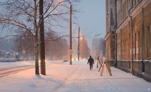 Вечер, мелкий снег