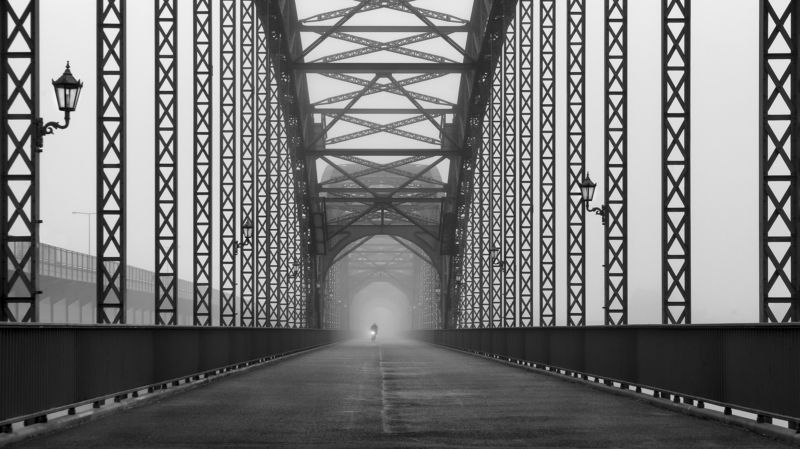 bridge, bw, urban, street, cyclist, fog mist, haze. way, road Alte Harburger Elbbrücke bei Nebel 3 фото превью