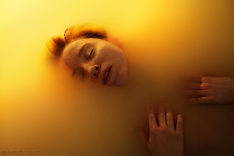 Девушка в воде фото превью