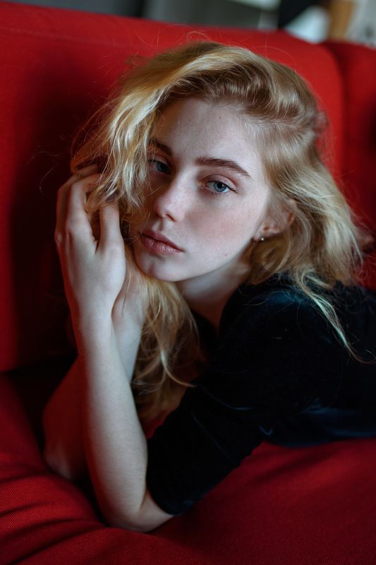 portrait, портрет, girl, red, indoor, девушка, молодость, ноябрь, ламповый, retouch, ретушь, цвет, красный Yevgenia фото превью