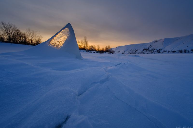 кама,река,зима,лёд,снег,закат,вечер,трещина,небо,горы,берег,пейзаж, Закат на зимней реке фото превью
