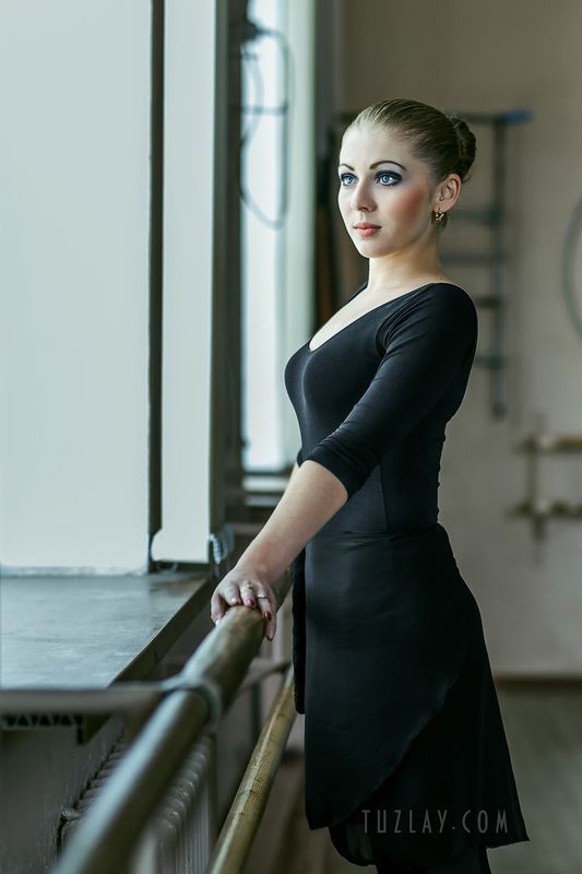 танцевальный класс, девушка, танцовщица «Пауза» фото превью