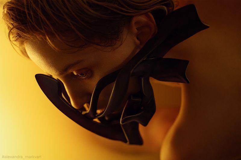 девушка, мода, цветной свет, маска,косплей Девушка в маске фото превью