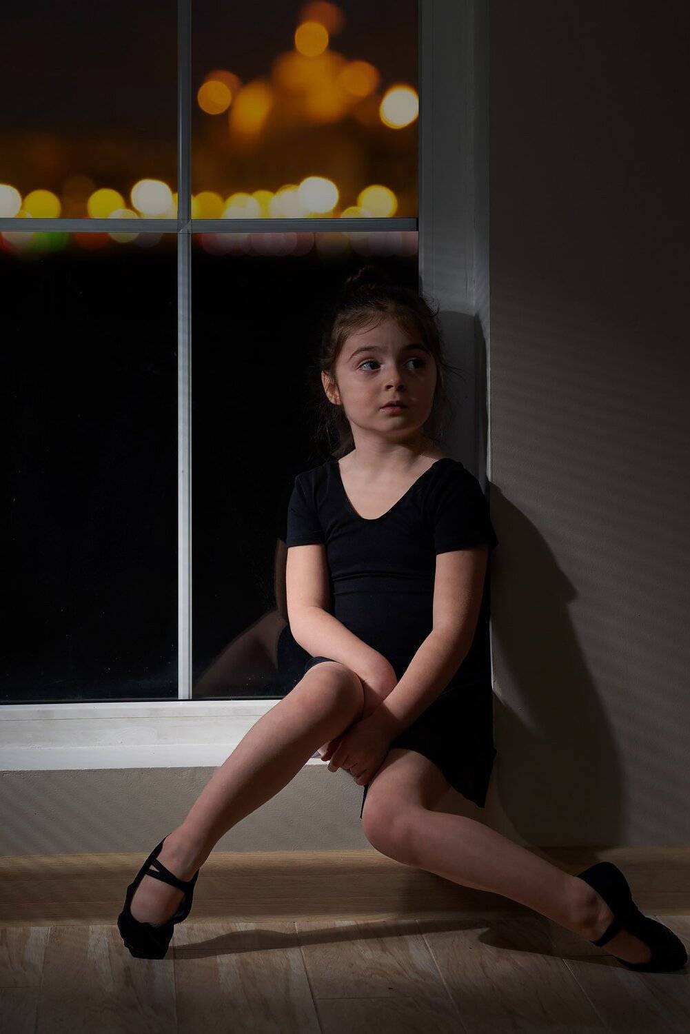 девочка гимнастика окно ночной город, Денис Черепко
