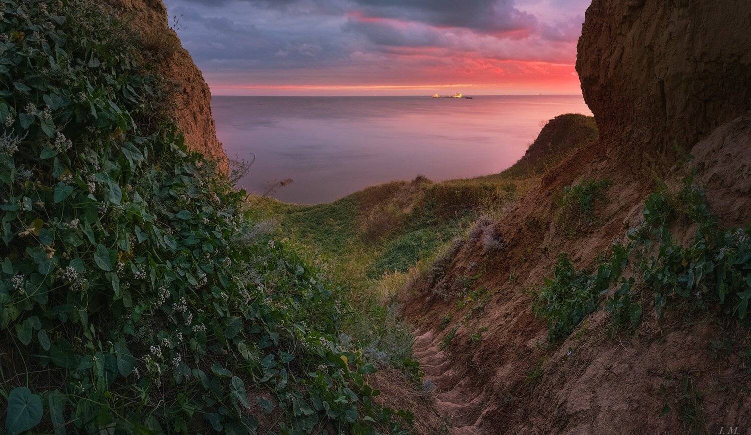 вечер, после грозы, корабли, лето, море, небо, пейзаж, холмы, Черное море, длительная выдержка, панорама, путешествие, evening, Landscape, panorama, red, sea, sky, travel, Ukraine, hills, black sea, long exposure, stormy, ships, window, Ivan Maljarenko 