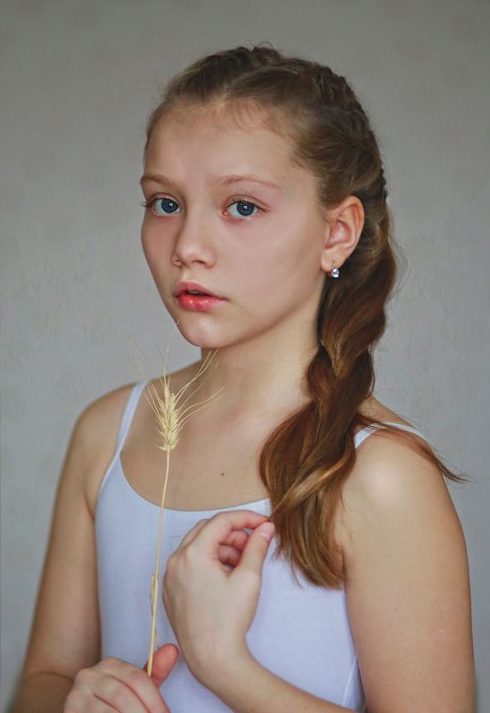 портрет, девочка, подросток, свет, цвет, жанр, крупный план, нежная, красивая, волосы, коса, глаза, модель, студия, белый Портрет Эмилии фото превью