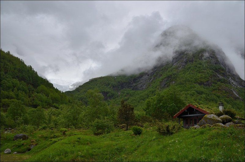 норвегия, ледник briksdal Домик с видом на ледник фото превью